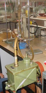 De vacuumpomp aan de experimentele heat-pipe
